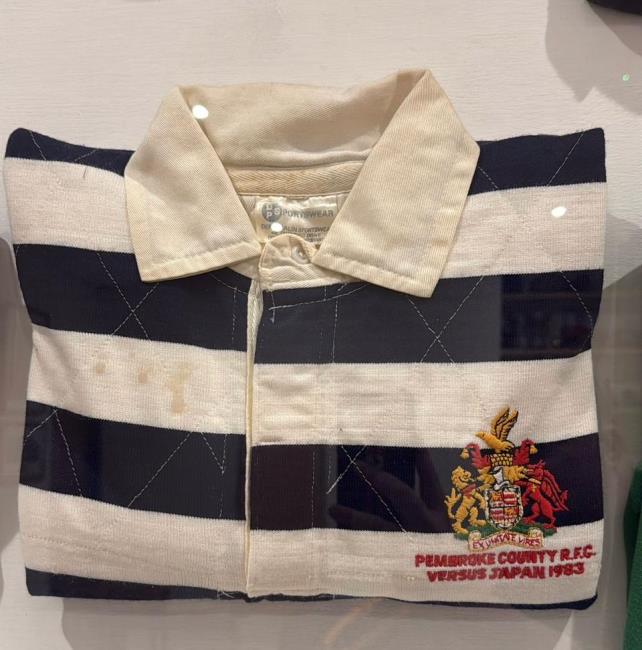 Dai Bennett shows the jersey he wore against Japan